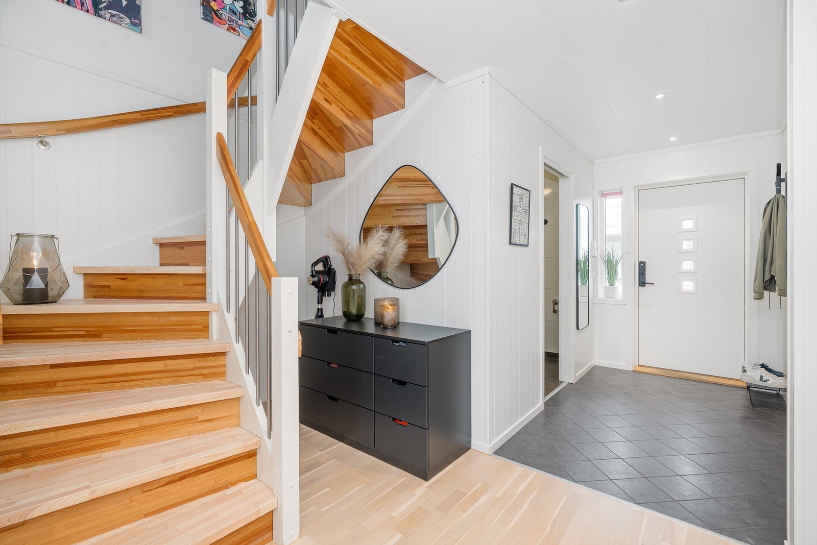 Trapp opp til 2.etg Galleribilde