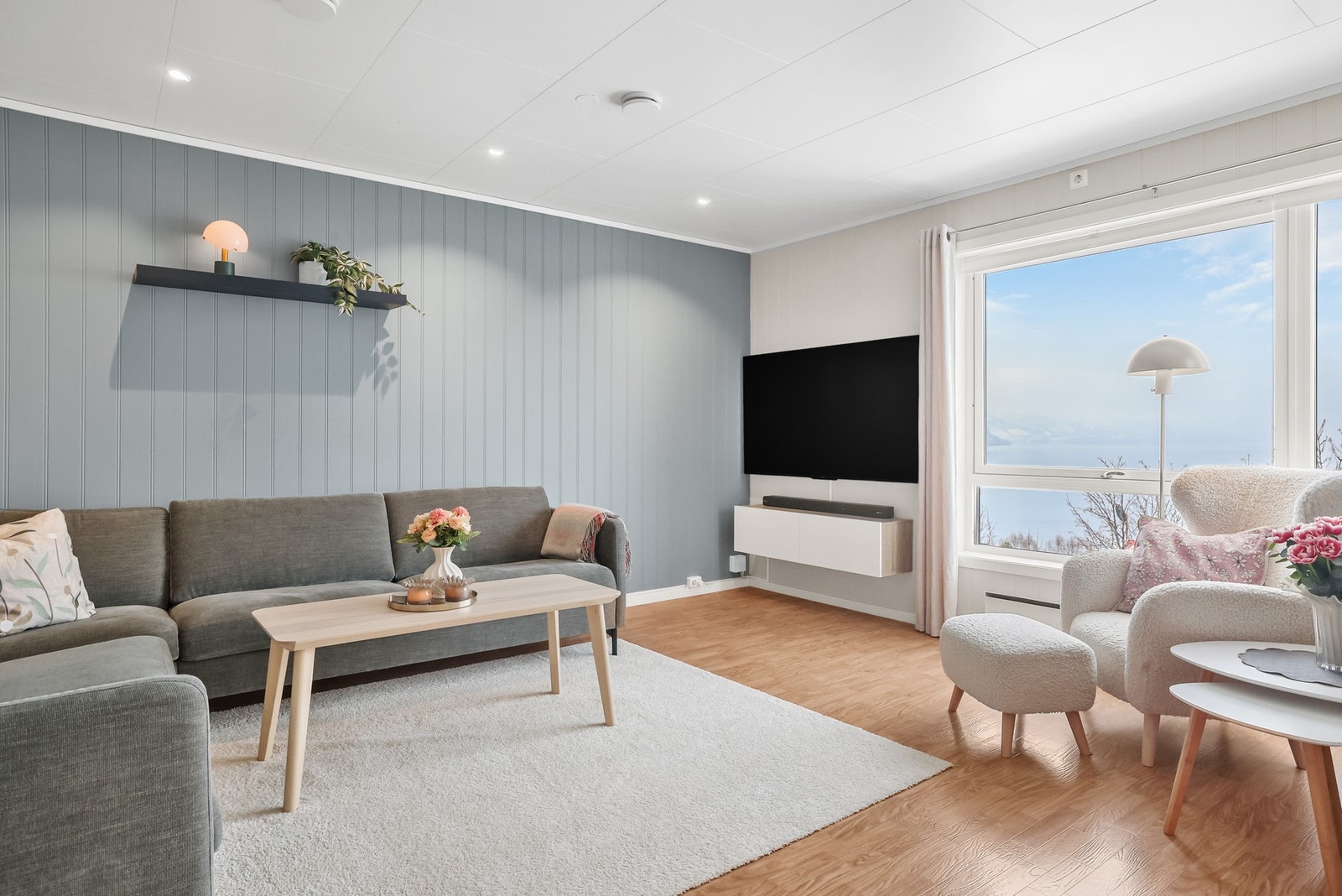 Stuen er romslig og har store vindusflater som slipper inn godt med dagslys Galleribilde