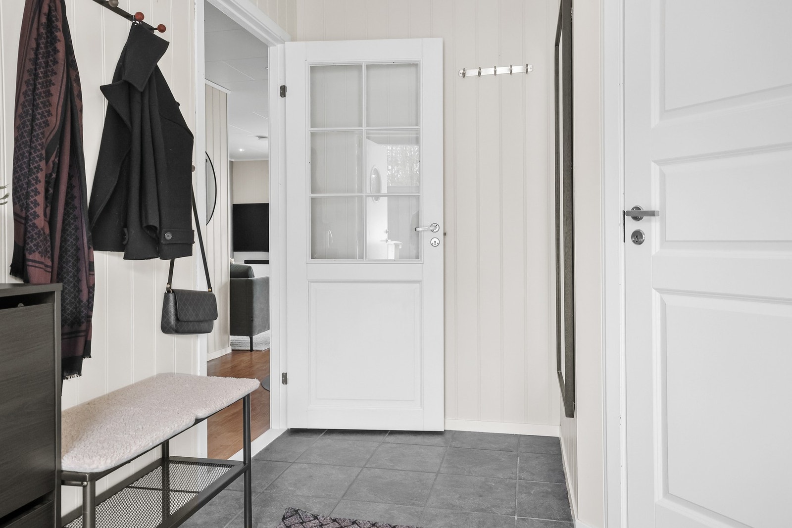 Her er det plass til en praktisk garderobeskap, samt annet oppbevaringsmøblement. Galleribilde