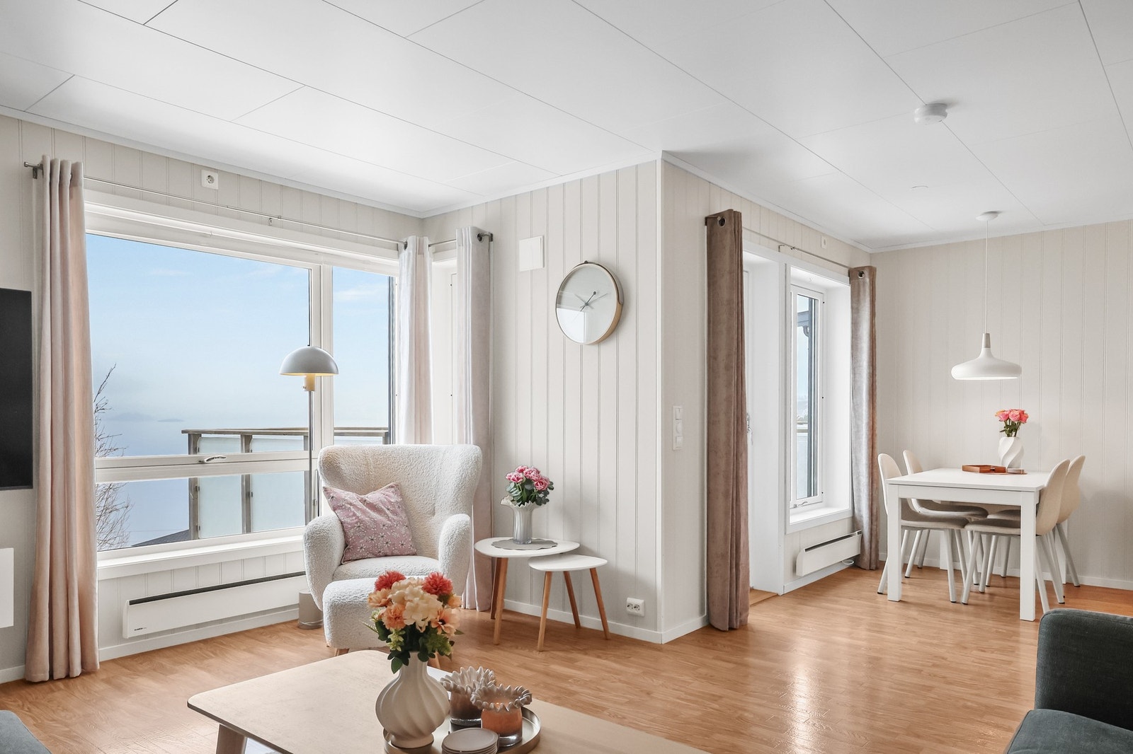Det er fint med plass til sofagruppe og annet møblement Galleribilde