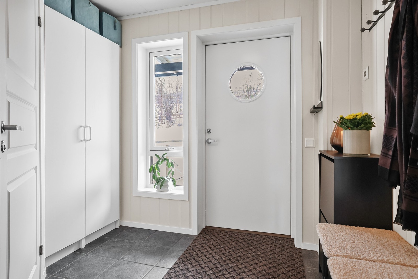 Vel inne blir du møtt av en entré med god plass til å henge fra seg. Galleribilde