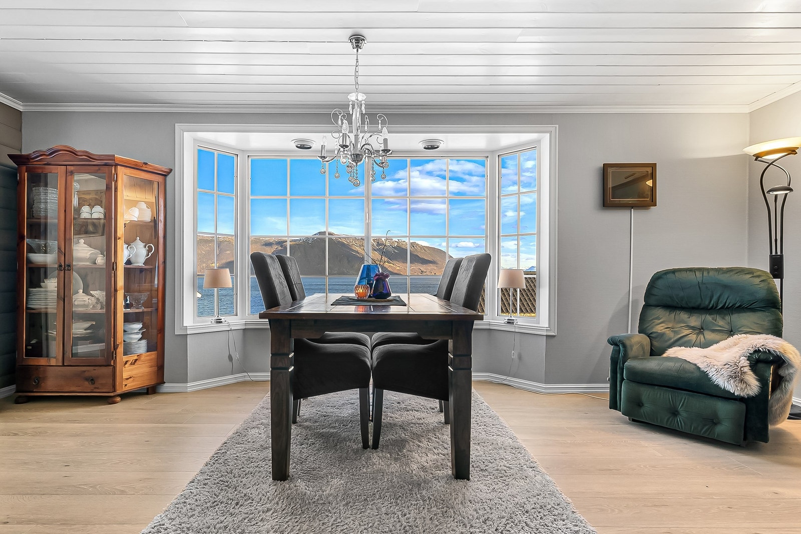 Boligen går over 3 etasjer. I hovedetasjen er det en romslig stue hvor du kan nyte den flotte utsikten. Galleribilde