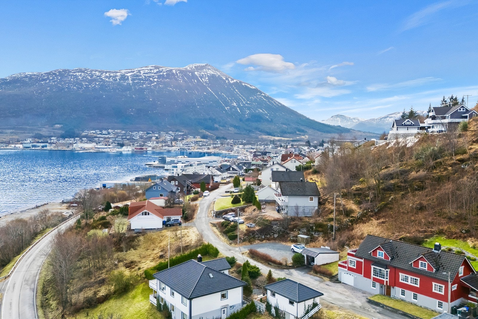 Eiendommen ligger flott til nært Hareid sentrum. Galleribilde