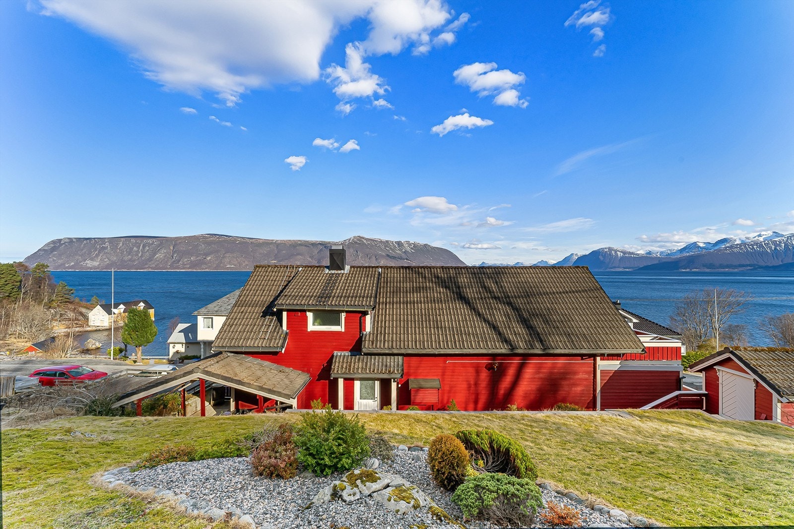 Flott hage bak huset. Galleribilde