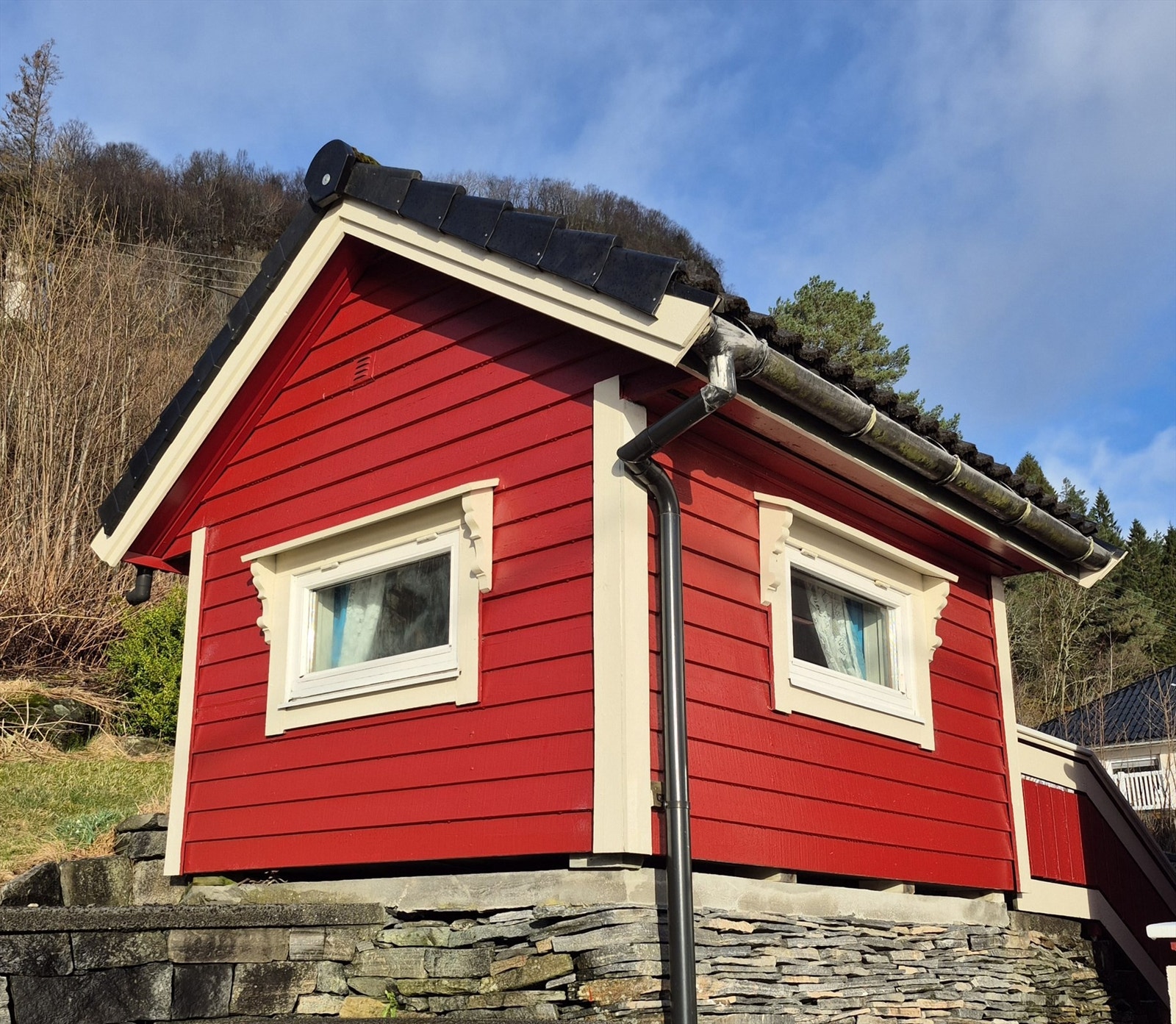 Lekehytte bak huset. Galleribilde