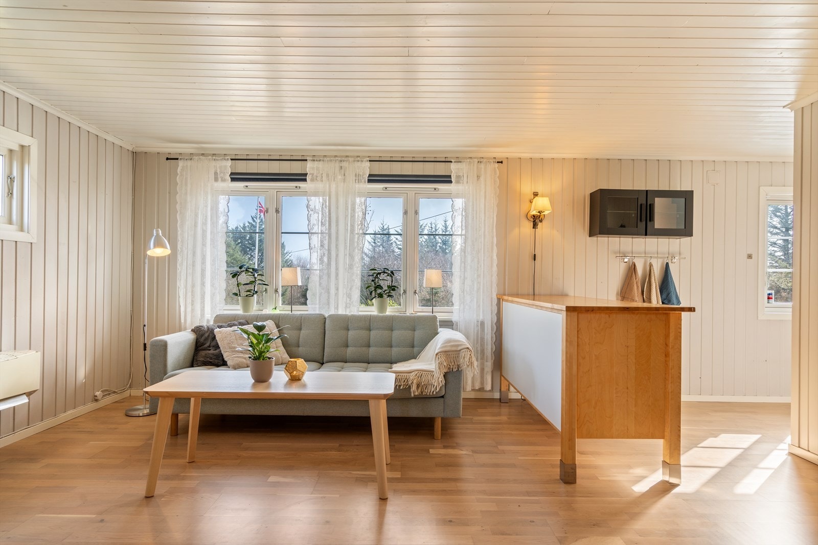 Romslig stue med gode lysforhold - her er det plass til hele familien. Galleribilde