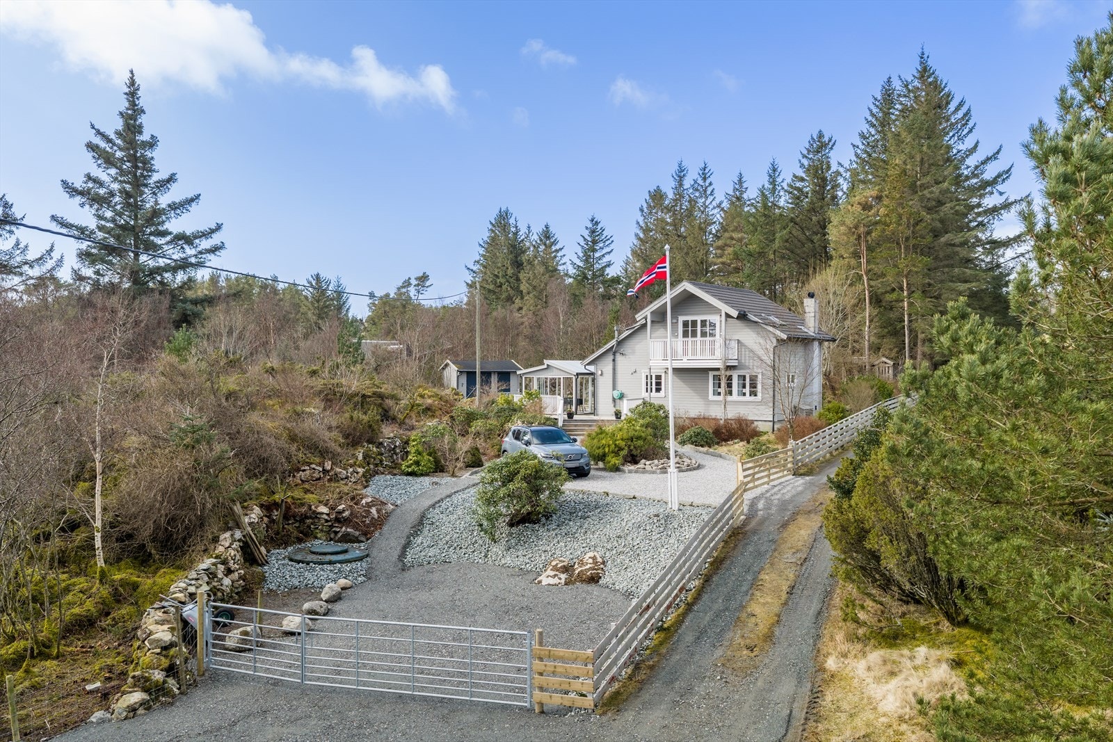 Den private skogen på tomten gir en unik følelse av å ha naturen helt for seg selv. Galleribilde