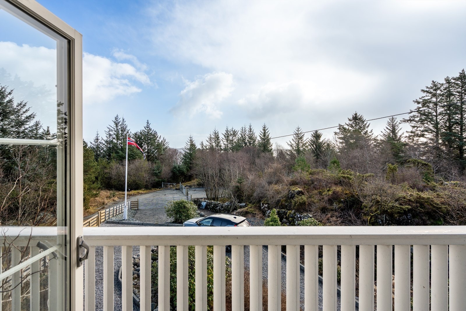 Utsikt fra balkongen - solrikt, usjenert og omgitt av natur. Galleribilde