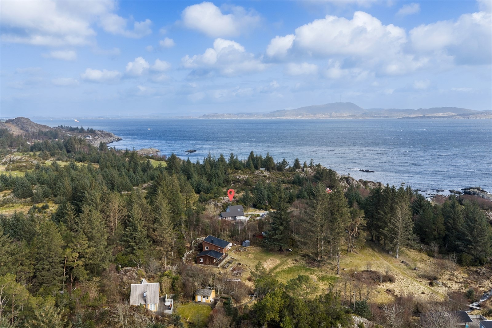 Sjønær og usjenert - eiendommen med utsikt mot havet. Velkommen på visning! Galleribilde