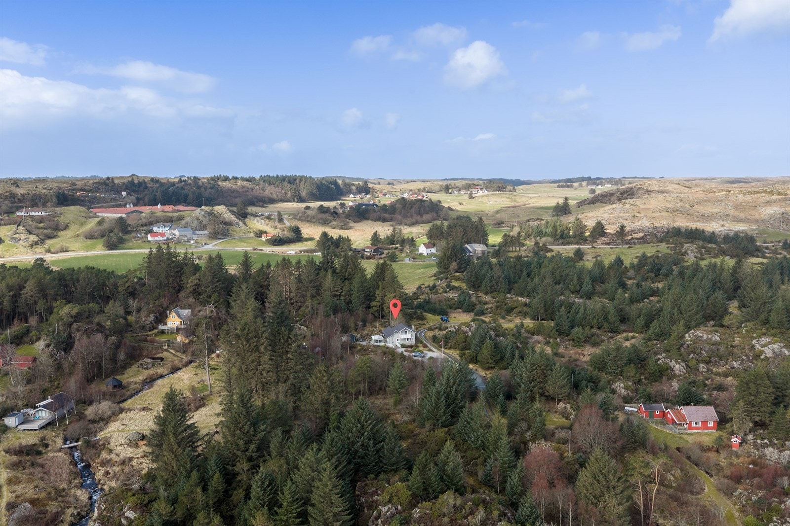 Landlig beliggenhet med kort vei til Skudeneshavn - gamlebyen, strender, golfbane og butikker. Galleribilde