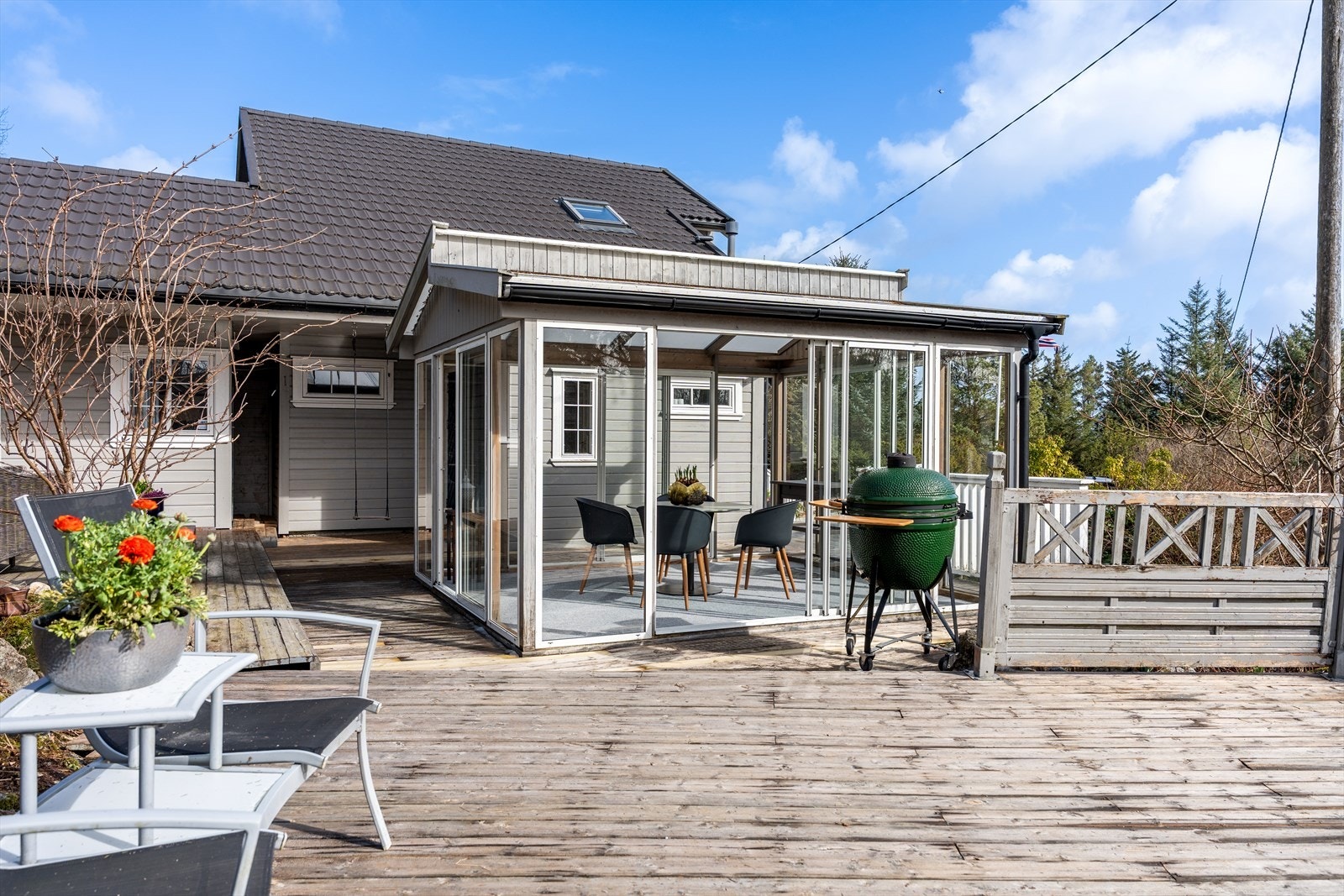 Solrik og usjenert beliggenhet med pent opparbeidet tomt Galleribilde