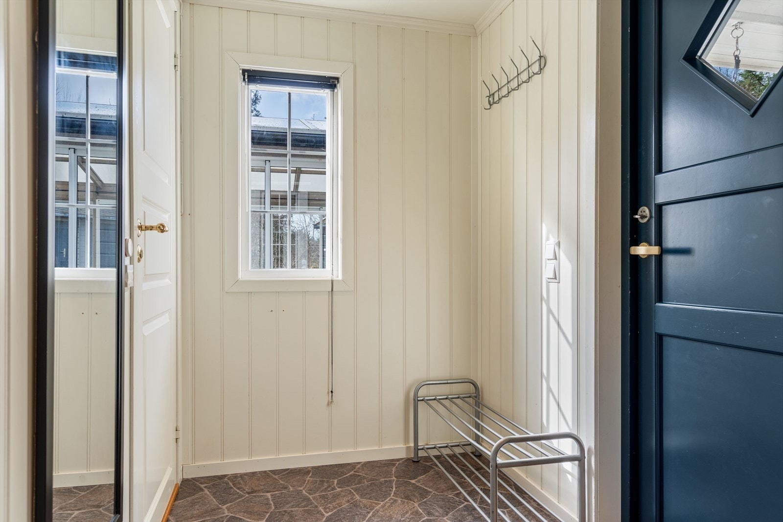 Lyst og innbydende i entréen - velkommen inn! Galleribilde