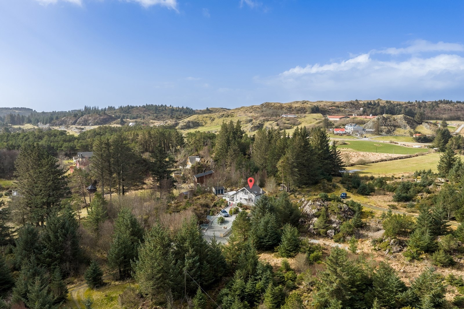 Landlig og grønt område med spredt bebyggelse, lokalt gårdsutsalg i nærheten og kort vei til sjøen. Galleribilde