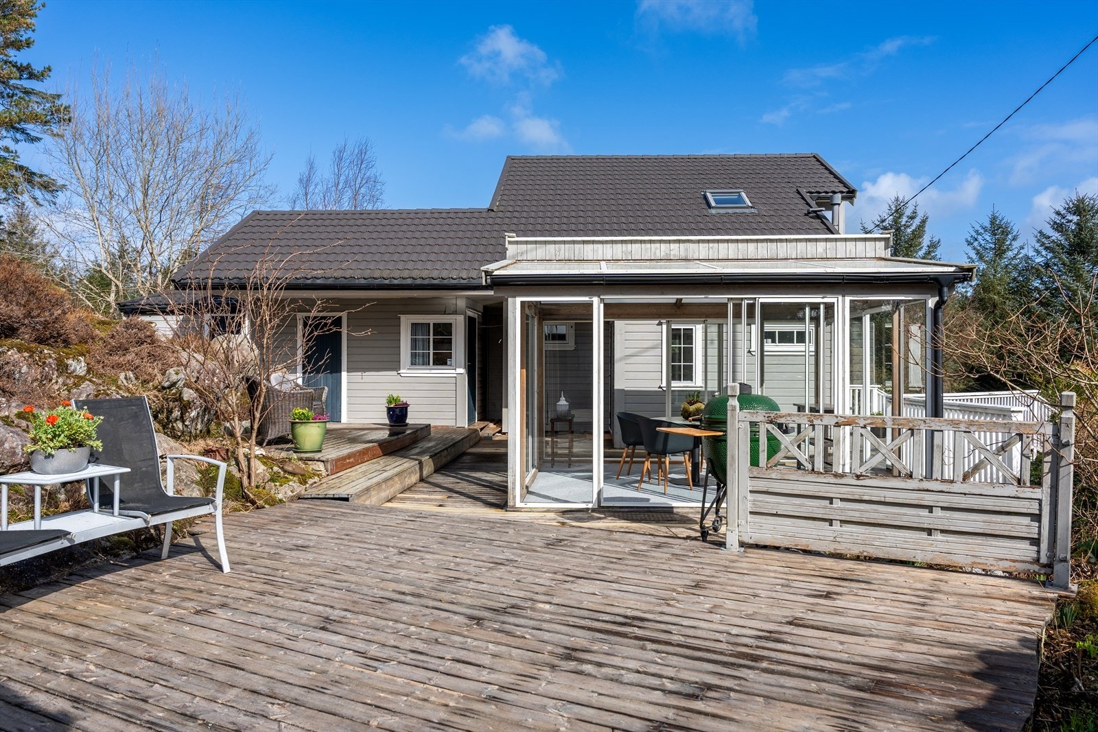 Romslig terrasse med hagestue og utekjøkken - her forlenger du sommeren. Galleribilde