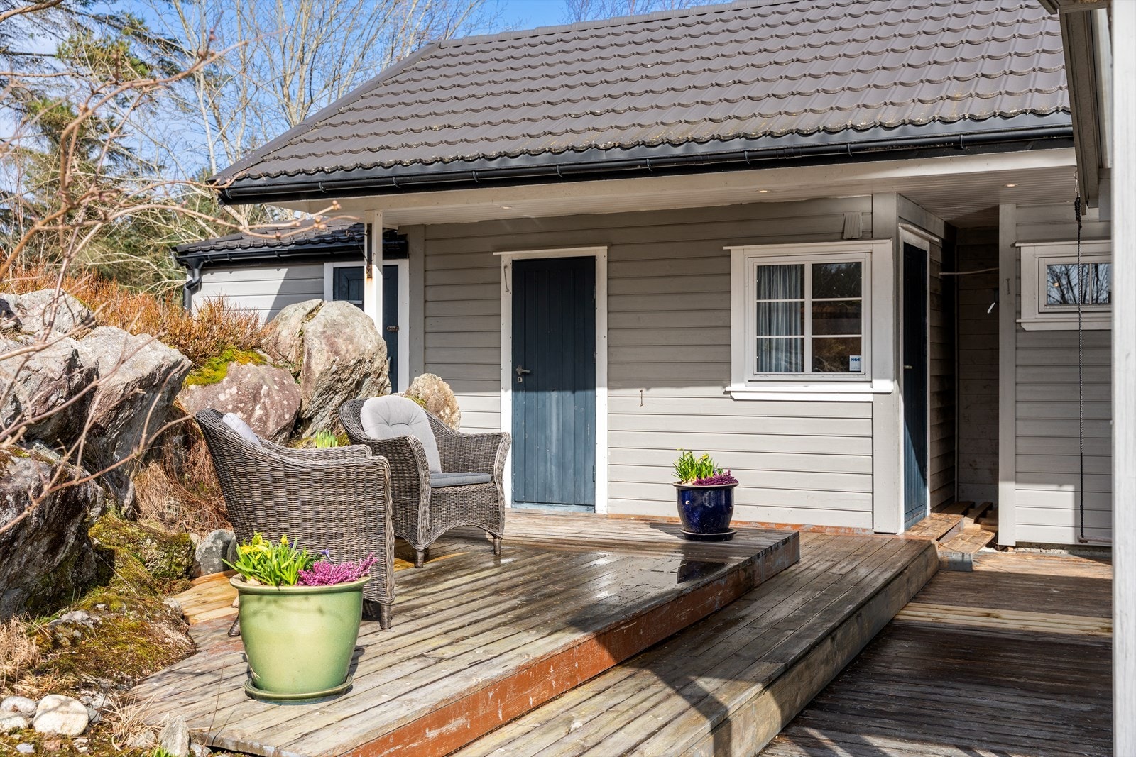 Velkommen til Krosshammarvegen 51! Innbydende inngangsparti med terrasse - her er det bare å sette seg ned og
nyte roen. Galleribilde