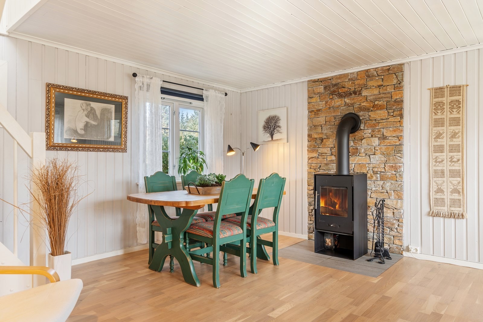 Koselig spiseplass med peisovn i naturstein - perfekt for kjlige kvelder. Galleribilde