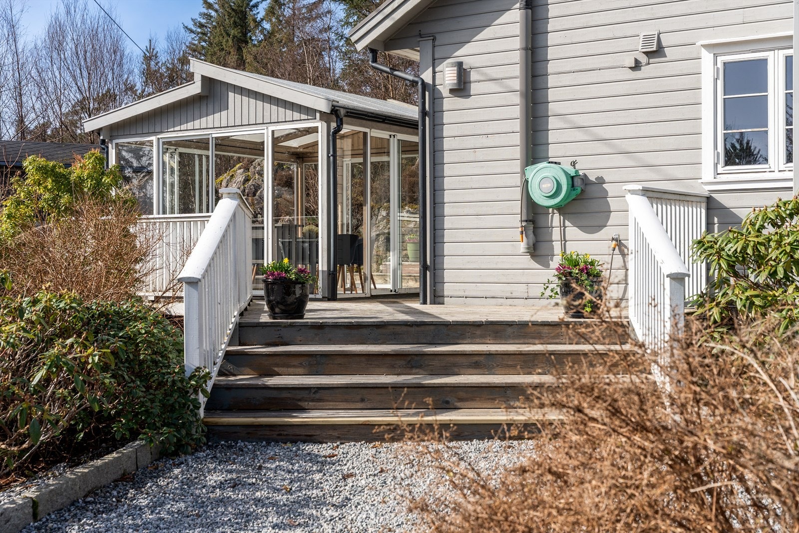 Inngangspartiet med hagestuen til venstre. Pent opparbeidet med grusganger. Galleribilde