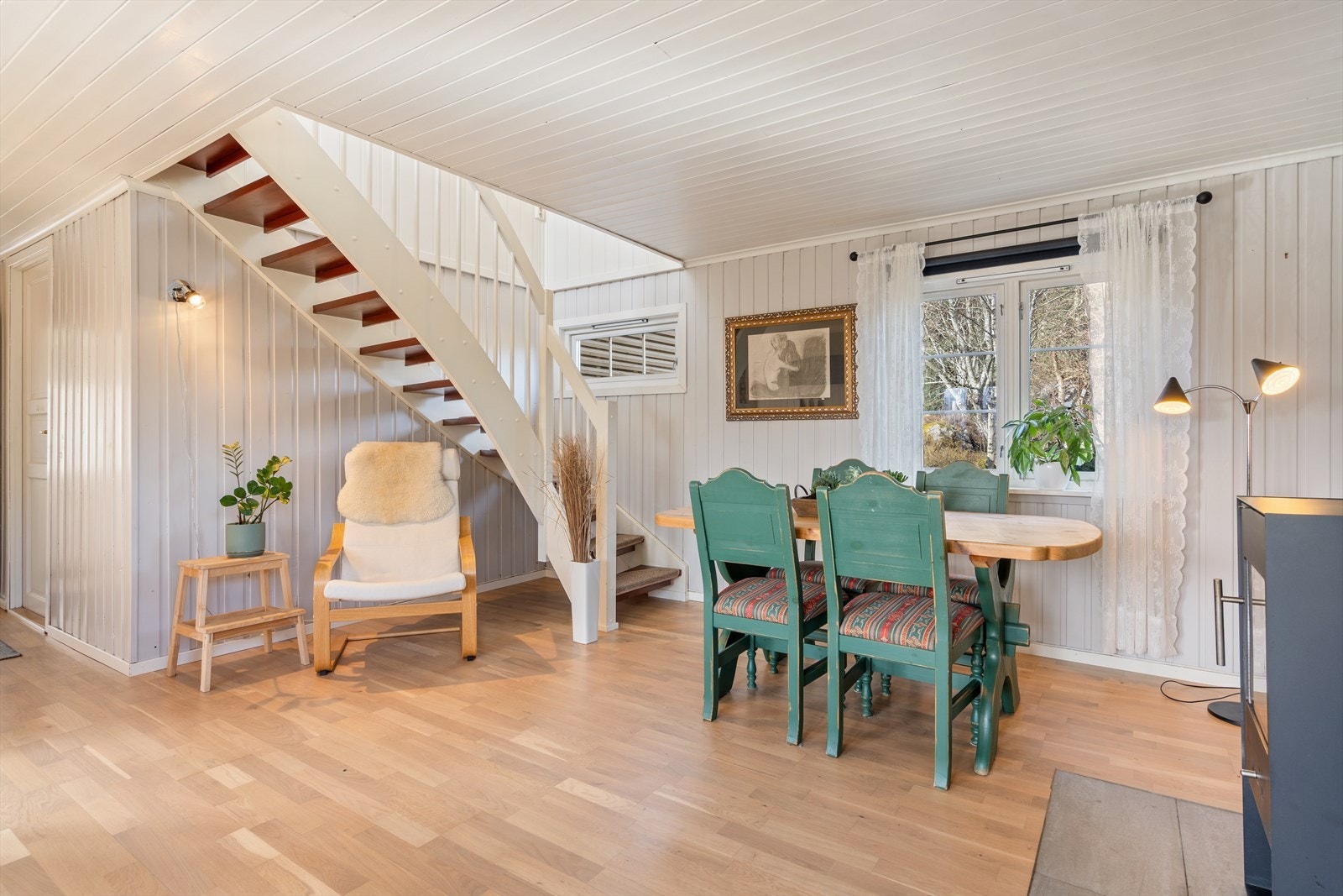 Stuen sett mot trappen opp til loftstuen. Åpen og luftig planløsning. Galleribilde