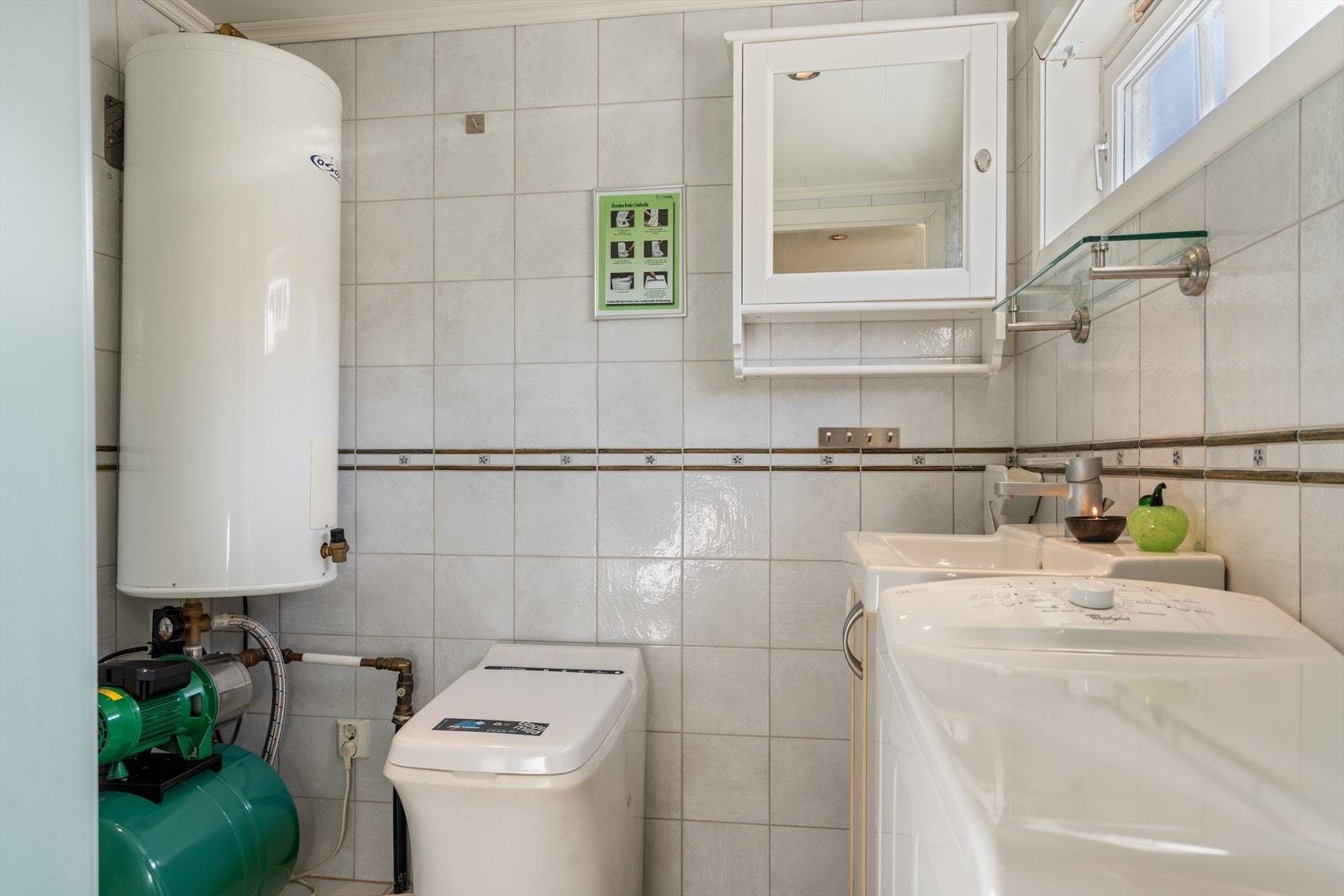 Bad med gulvvarme og Cinderella forbrenningstoalett - praktisk på hytta. Galleribilde