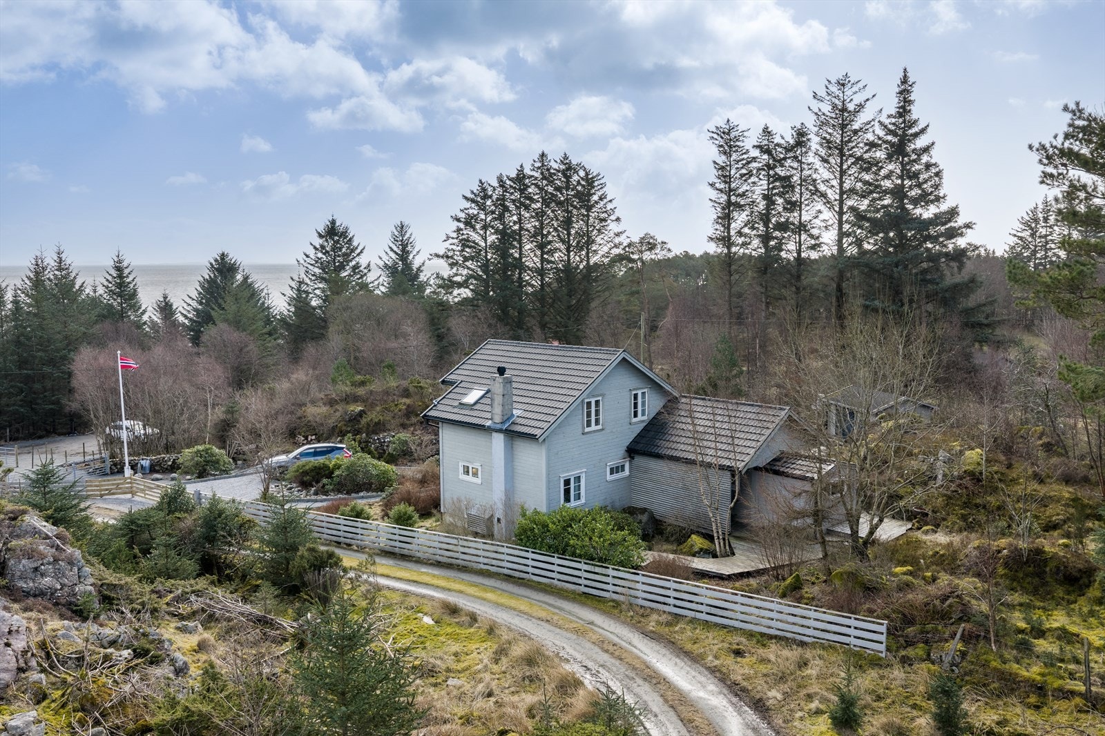 Hytta sett bakfra. Legg merke til den store naturtomt med privat skog. Galleribilde