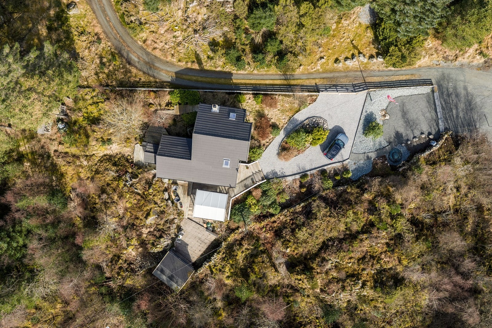 Fugleperspektiv som viser eiendommens størrelse - nesten 3 800 kvm med hytte, anneks, hagestue og skog. Galleribilde