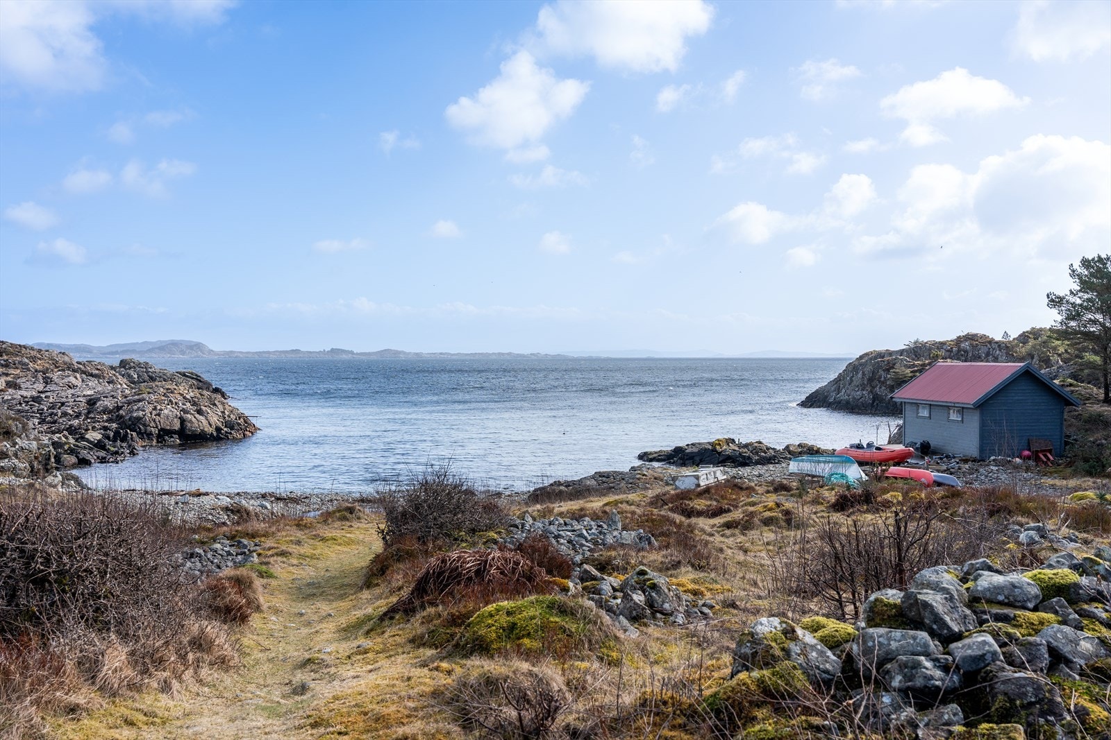 Litlehavn med båtplasser og det naturlige saltvannsbassenget Auså - et krabbeparadis og ypperlig for bading og lek. Galleribilde