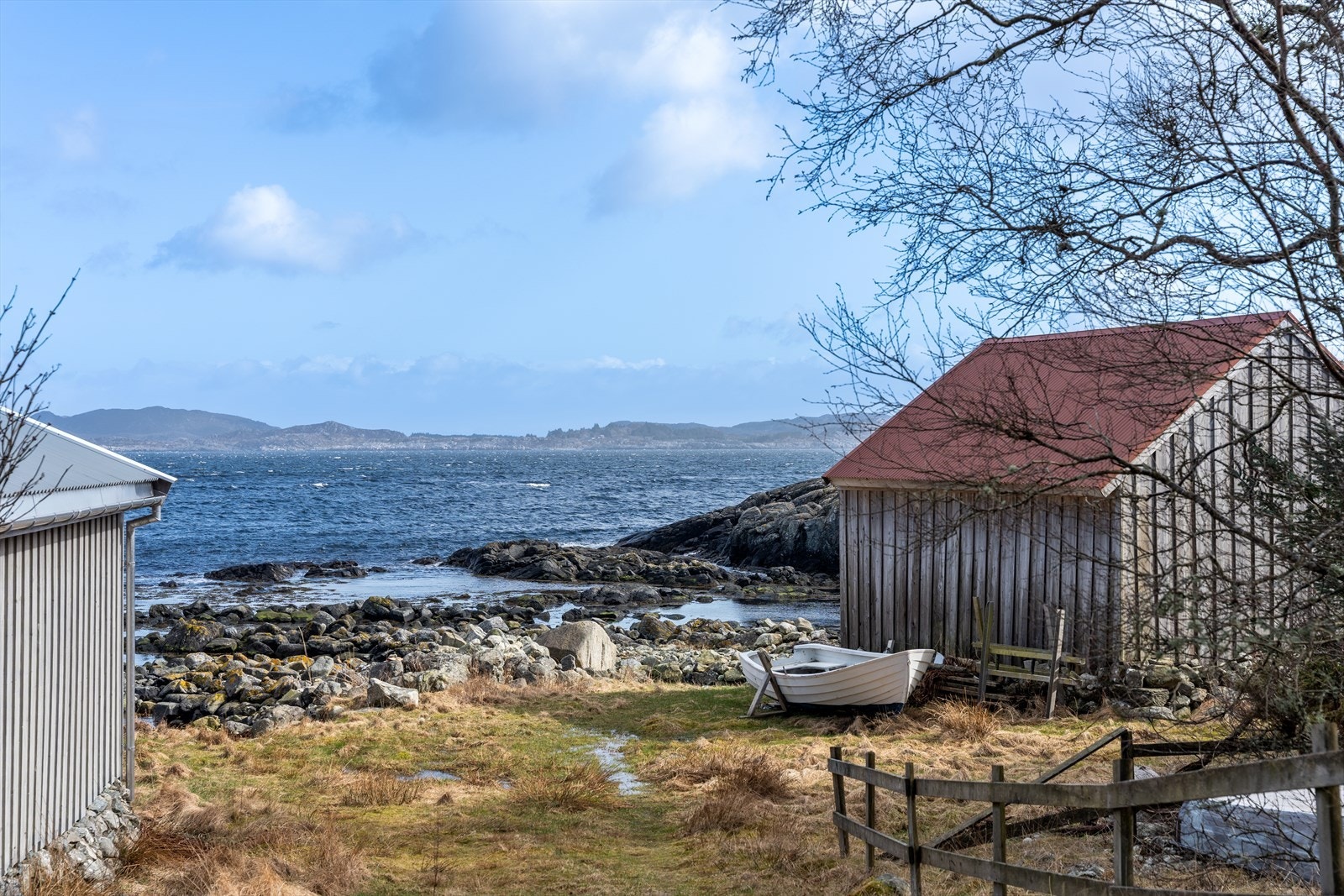 Nærhet til sjøen med naustmiljø - her er det gode fiskemuligheter med lyr og makrell rett nedenfor hytta. Galleribilde