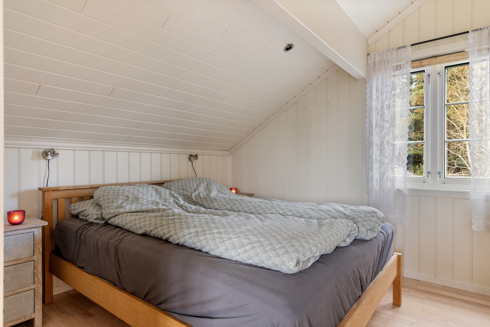 Romslig hovedsoverom på loftet med utsyn mot skogen - her sover du godt til fuglekvitter. Galleribilde