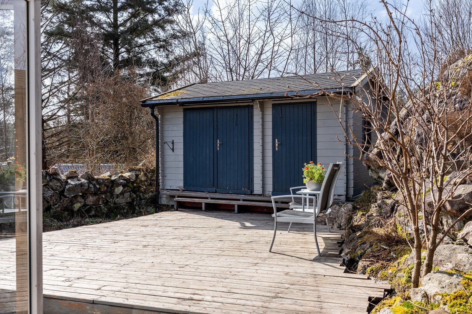 Praktisk sportsbod med stor terrasse foran - god lagringsplass for utstyr. Galleribilde