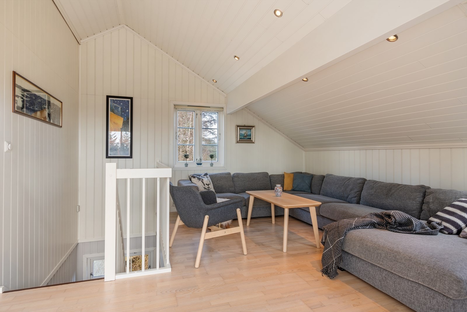 Lys og romslig loftstue med høyt under taket - et populært samlingspunkt for hele familien. Galleribilde