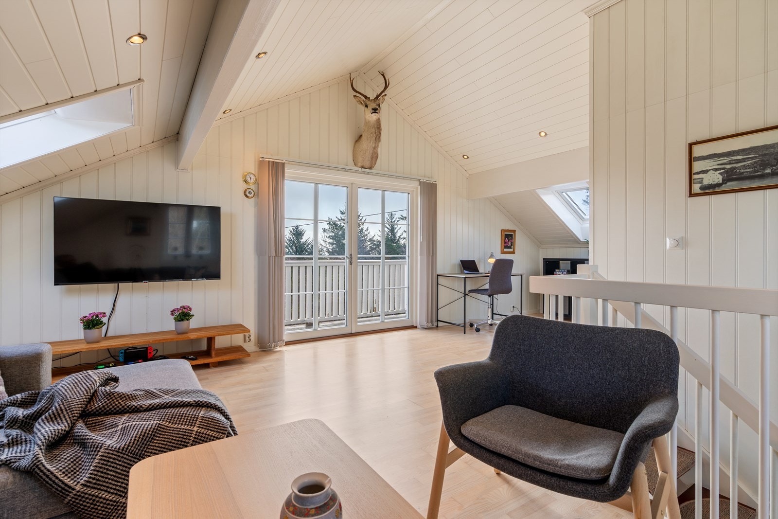 Loftstuen med utgang til balkong - nyt utsikten over treetoppene og de mørke, stille kveldene. Galleribilde