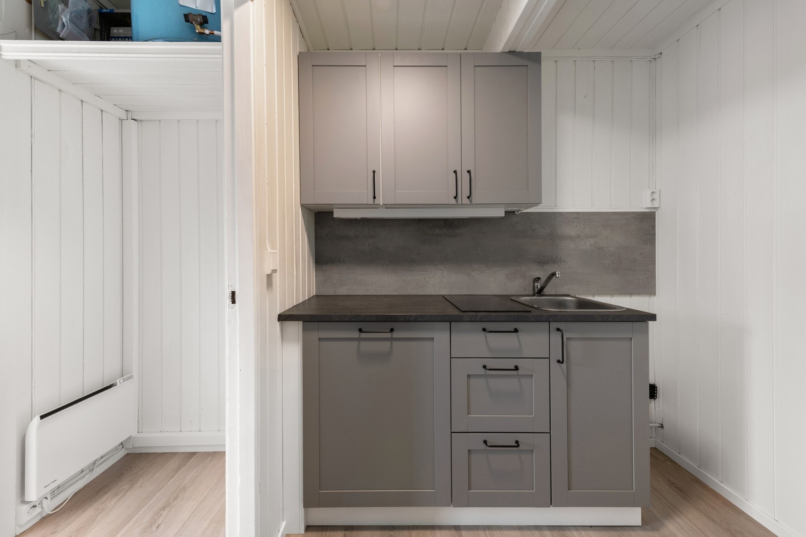 Innredning med profilerte fronter og laminat benkeplate med nedfelt utslagsvask. Galleribilde