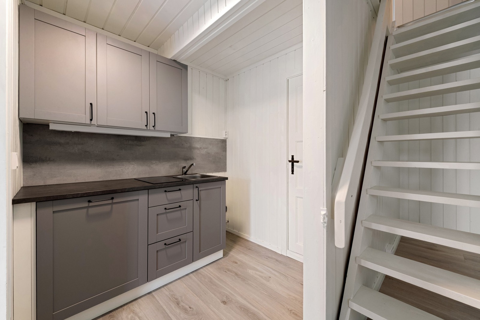 Integrert oppvaskmaskin og mini komfyr. Galleribilde