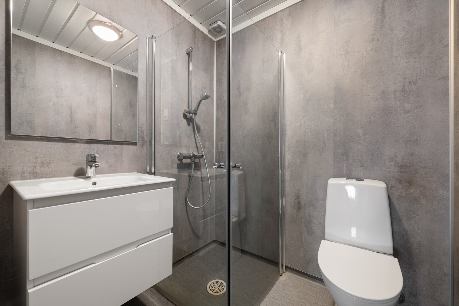 Badet er renovert i nyere tid og innredet med gulvstående toalett, dusjnisje og servant. Galleribilde