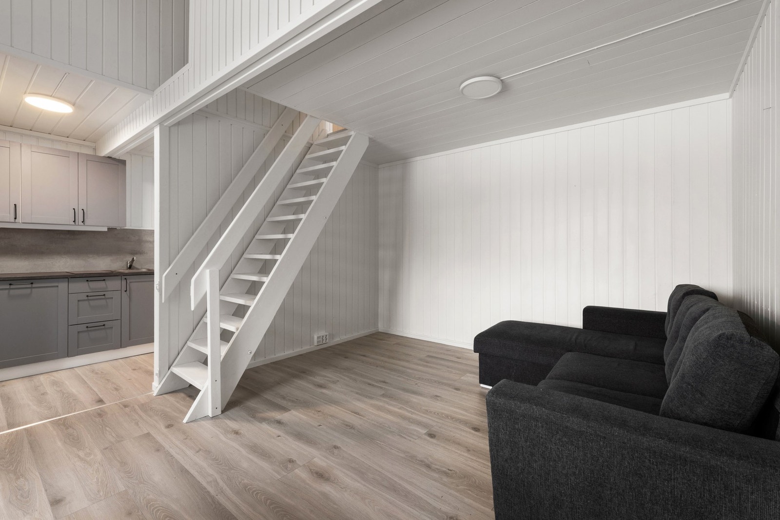 Her har man god plass til både sofagruppe og spisestue. Galleribilde