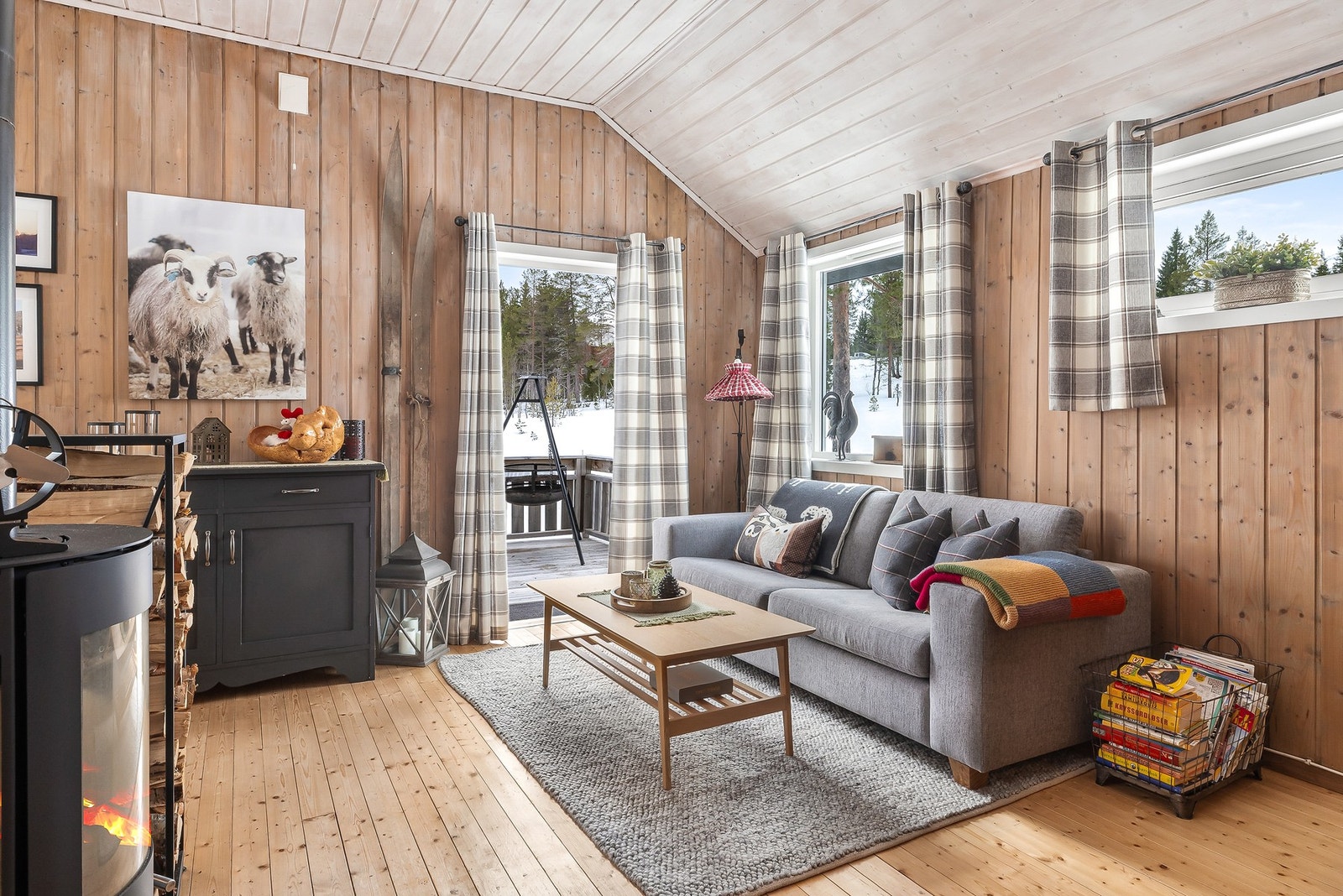 Fra stuen er det utgang til terrasse og fine uteområder rett utenfor hytteveggen Galleribilde