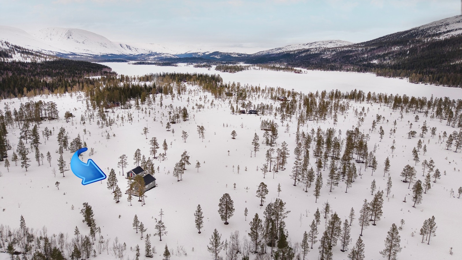 Fin beliggenhet i naturskjønne omgivelser like ved Mellingsvatnet i Namsskogan kommune Galleribilde