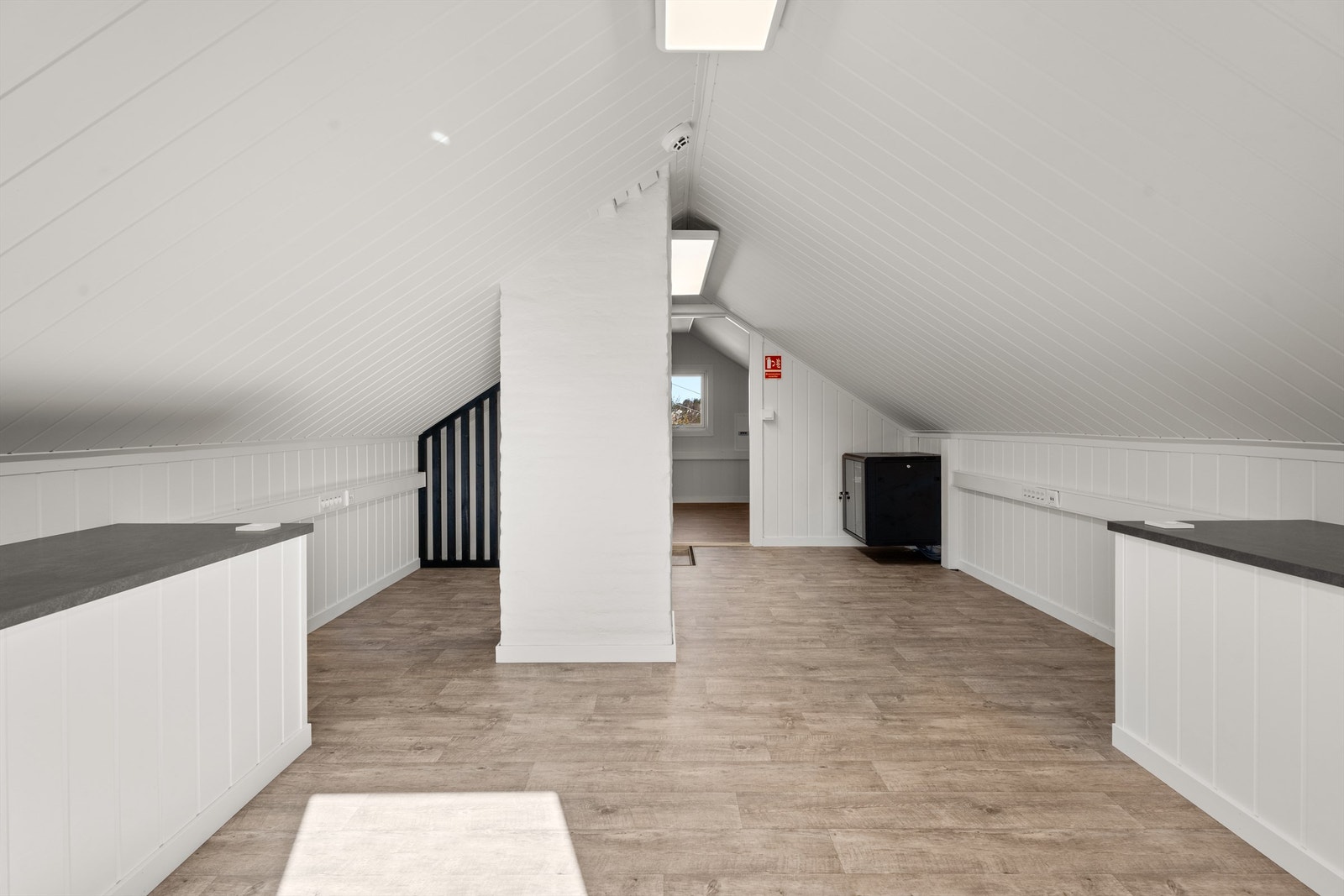 Stort arbeidsrom på loftet i fellesarealet. Galleribilde