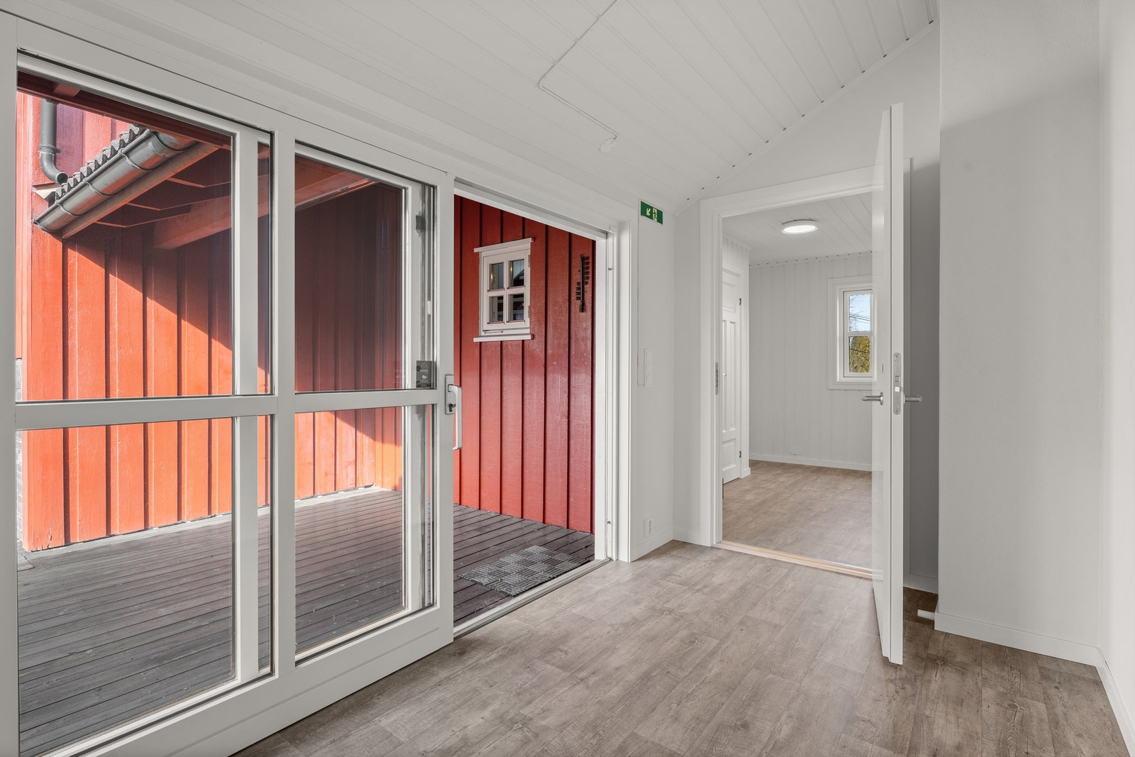 Felles areal med utgang til stor solrik terrasse. Galleribilde