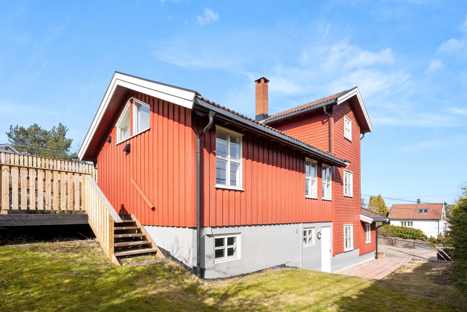 Trapp fra den terrassen ned til den frodige og grønne hagen. Galleribilde