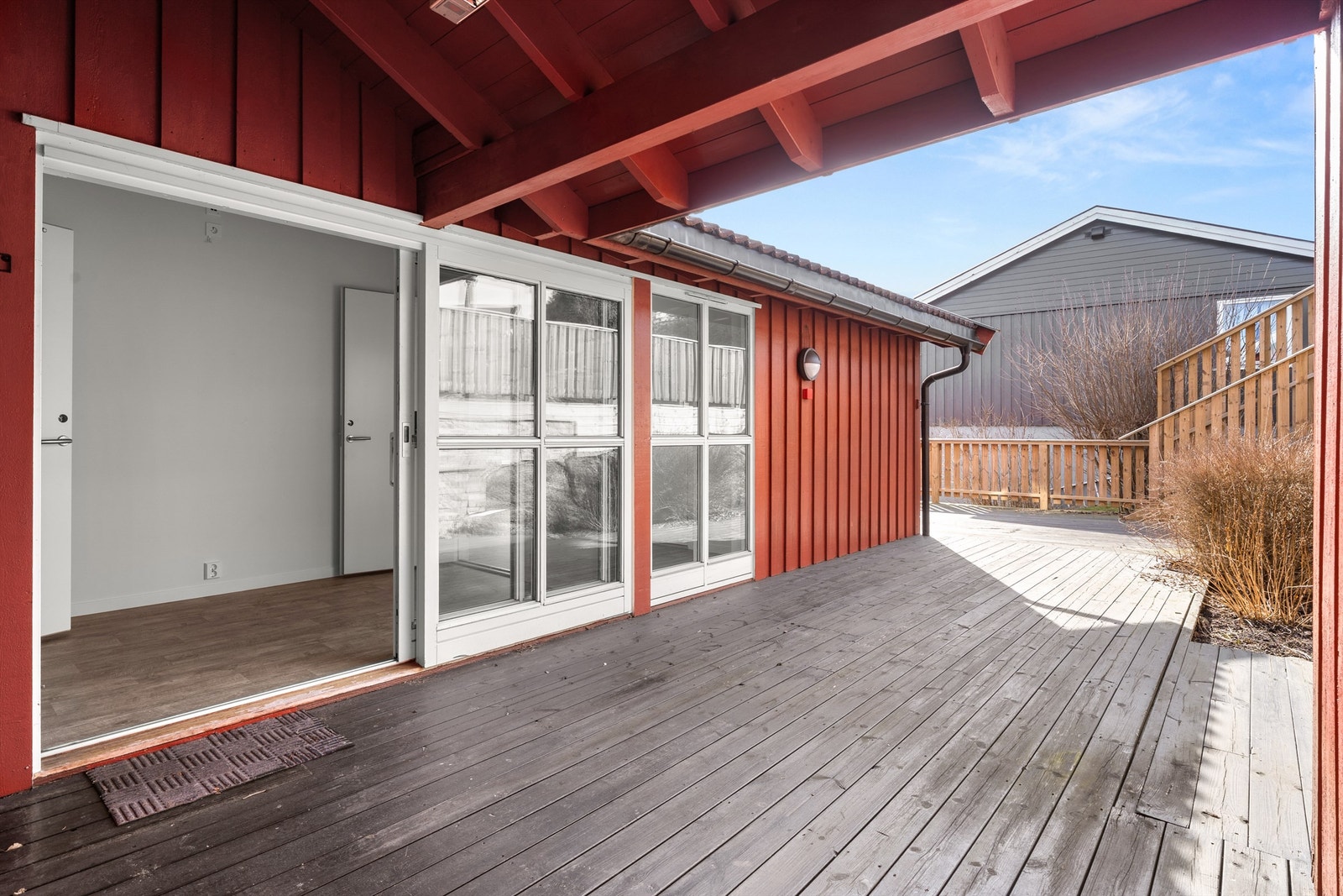 Delvis overbygget terrasse. Galleribilde
