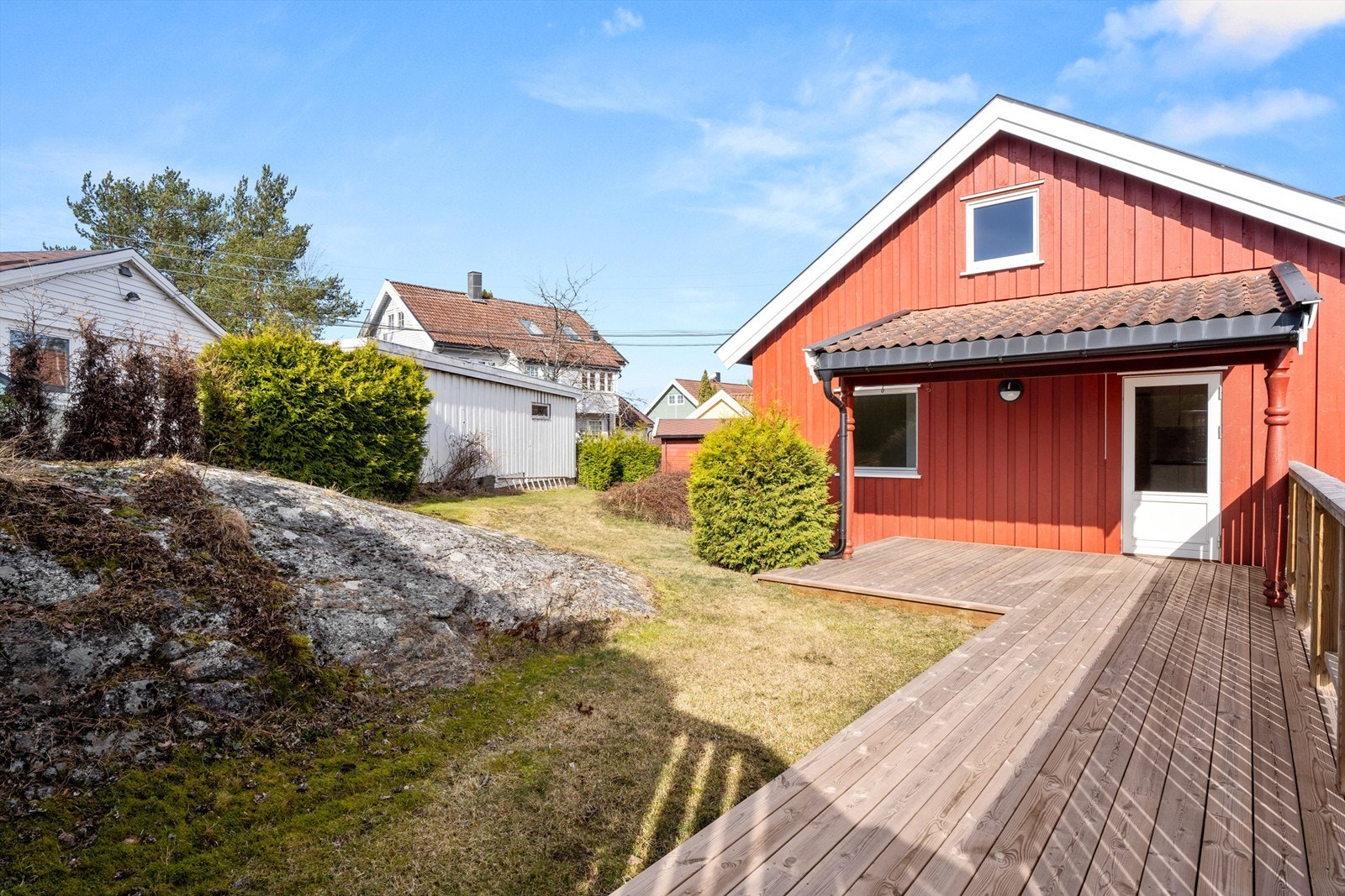 Stor solrik terrasse og hage. Galleribilde