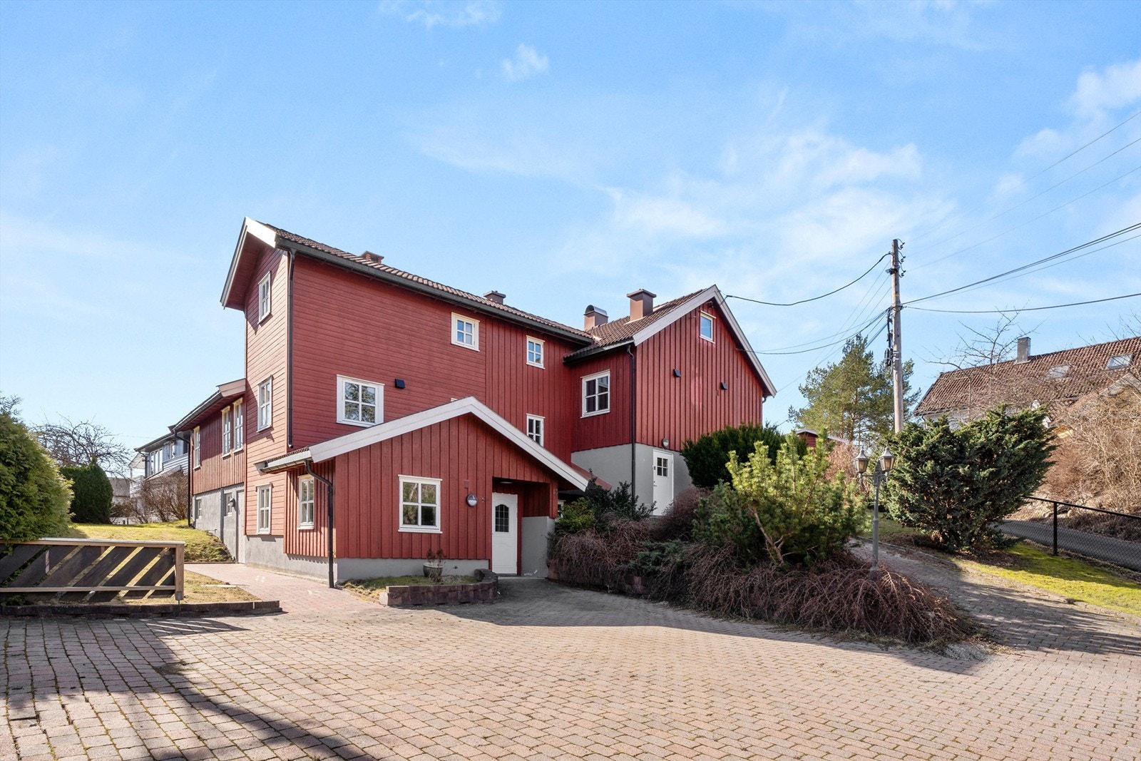 Stor gårdsplass med flere biloppstillingsplasser. Galleribilde