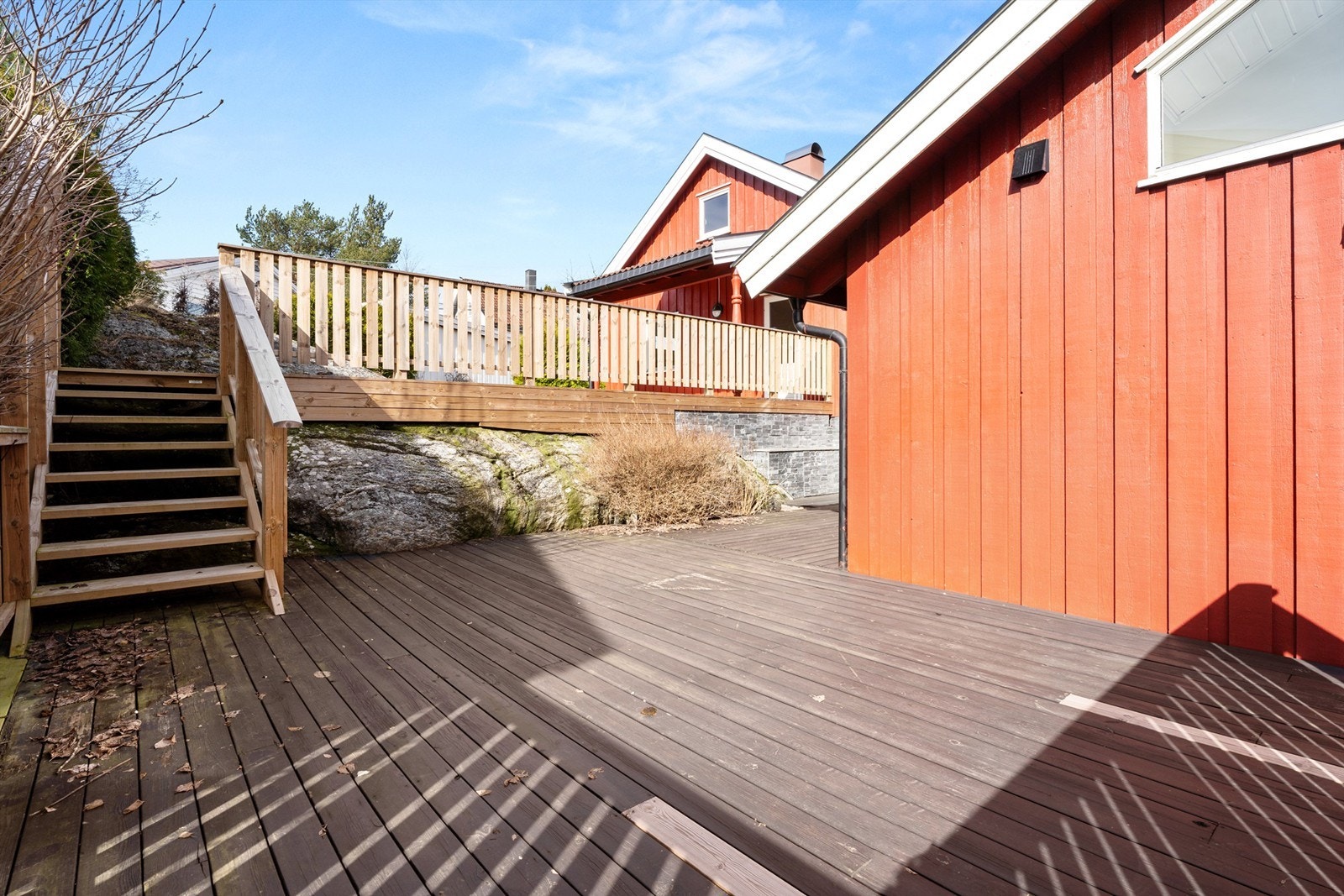 Stor, solrik terrasse. Galleribilde