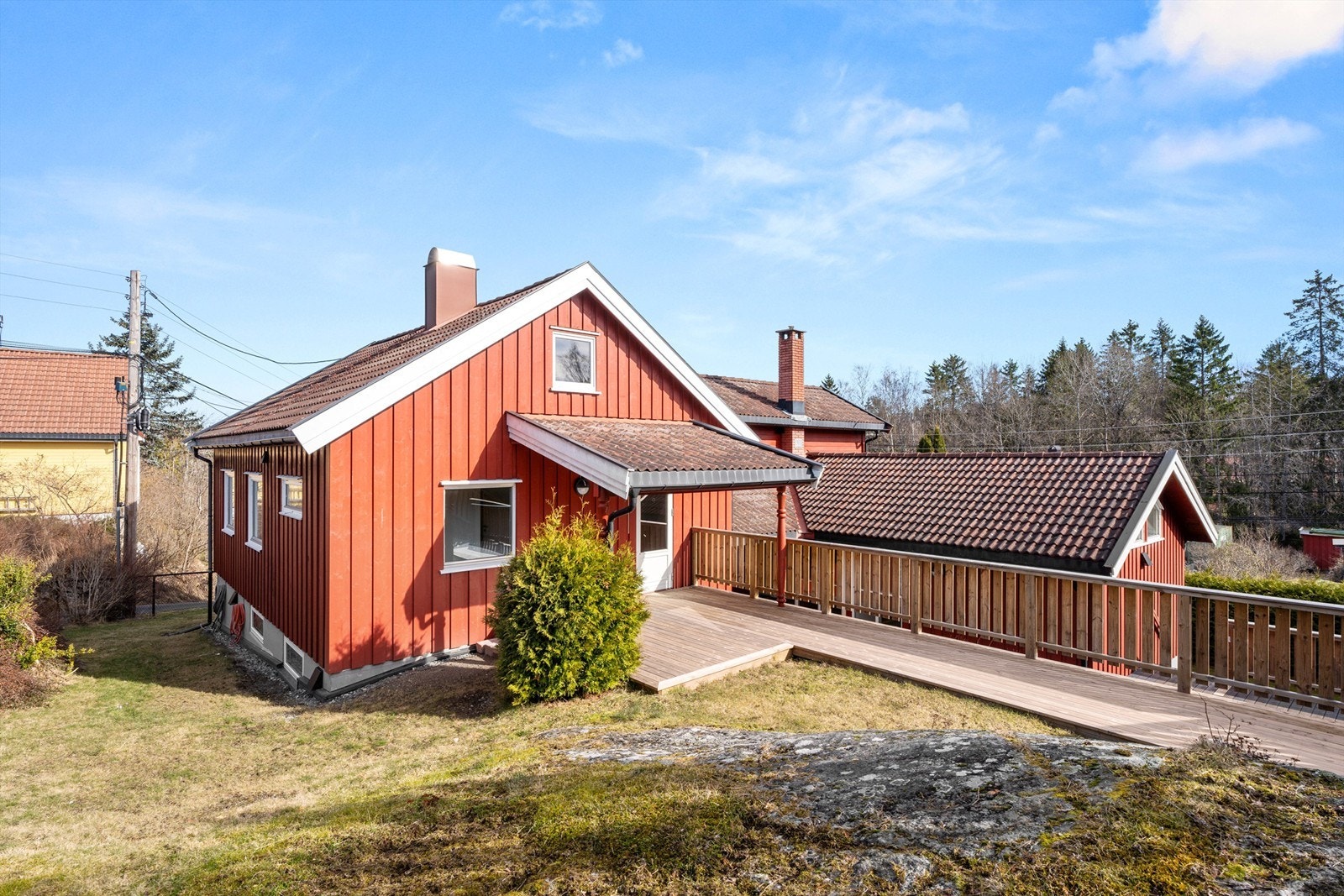 Tomten er opparbeidet med terrasser og hager i forskjellige nivåer i terrenget. Galleribilde