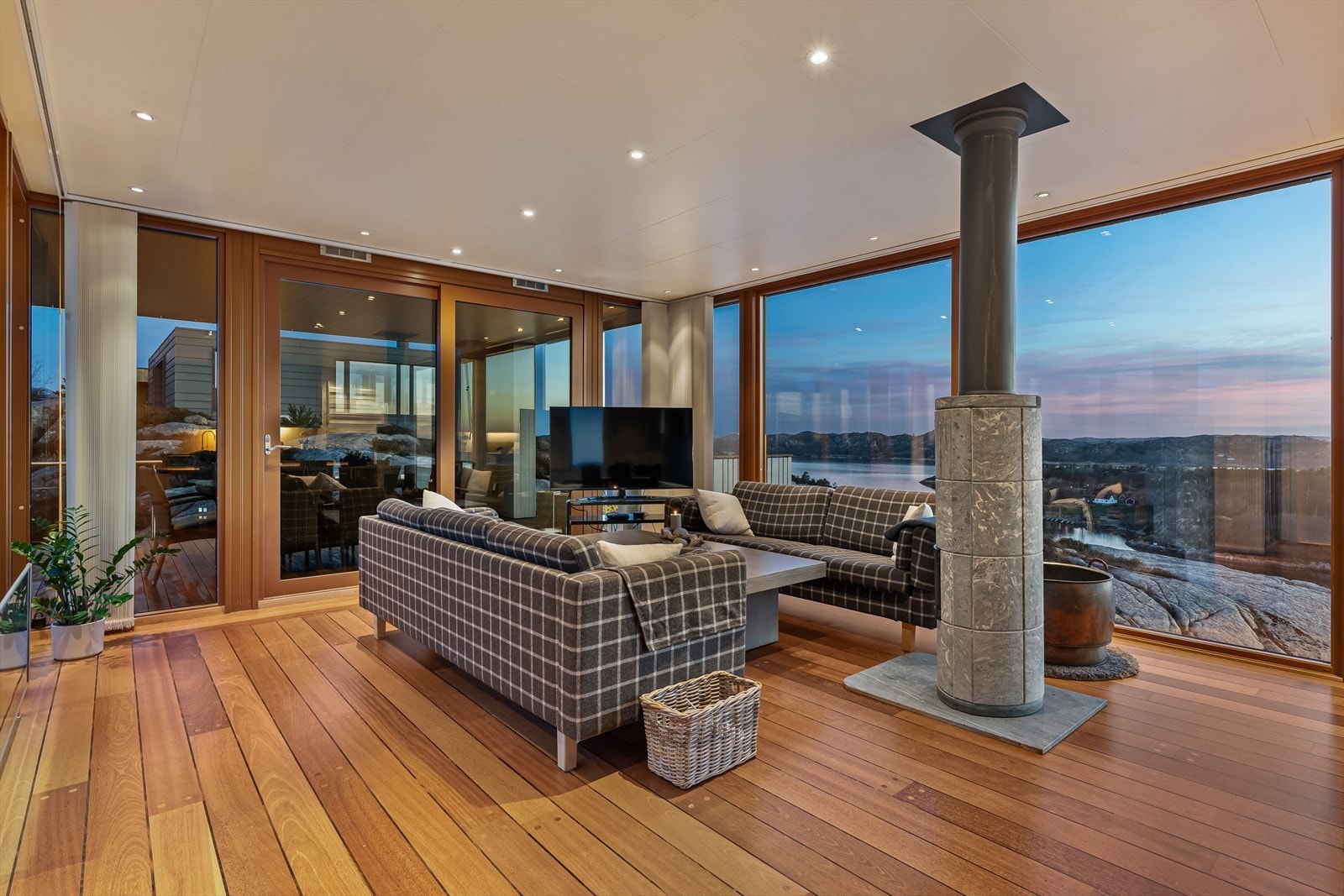 Sjekk den nydelige panoramautsikten over landskap og sjø - her er det godt å oppholde seg når solen går ned i havet Galleribilde