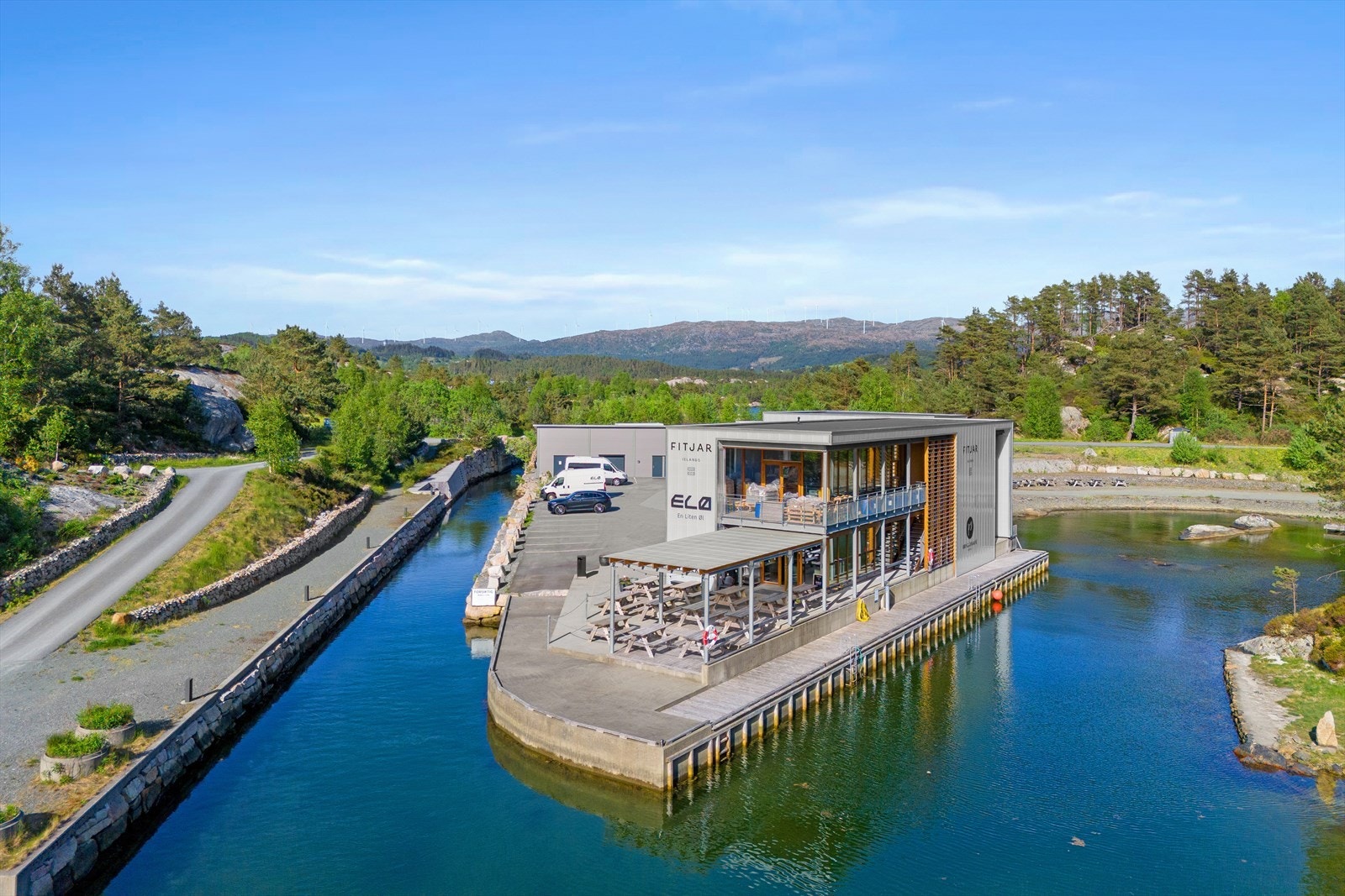 Bryggekafeen på Kråko er et populært samlingspunkt for både hyttefolk, båtturister og lokalbefolkningen Galleribilde