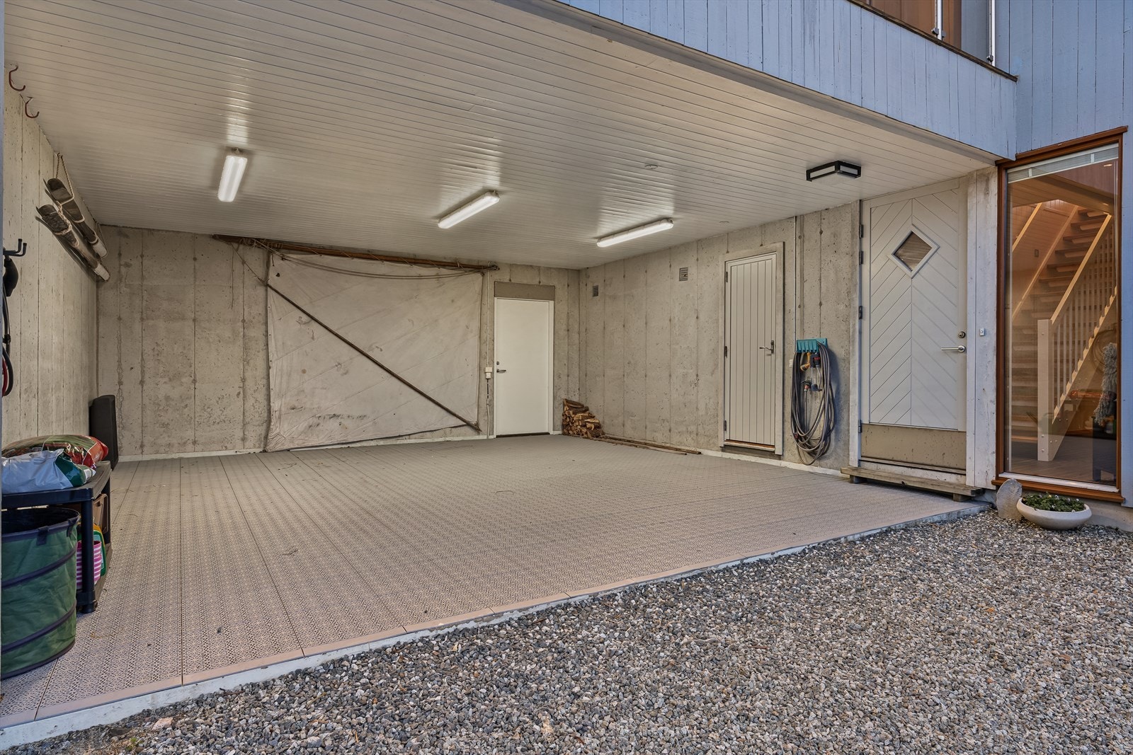 Stor garasje/carport her du går tørrskodd inn i hytten Galleribilde