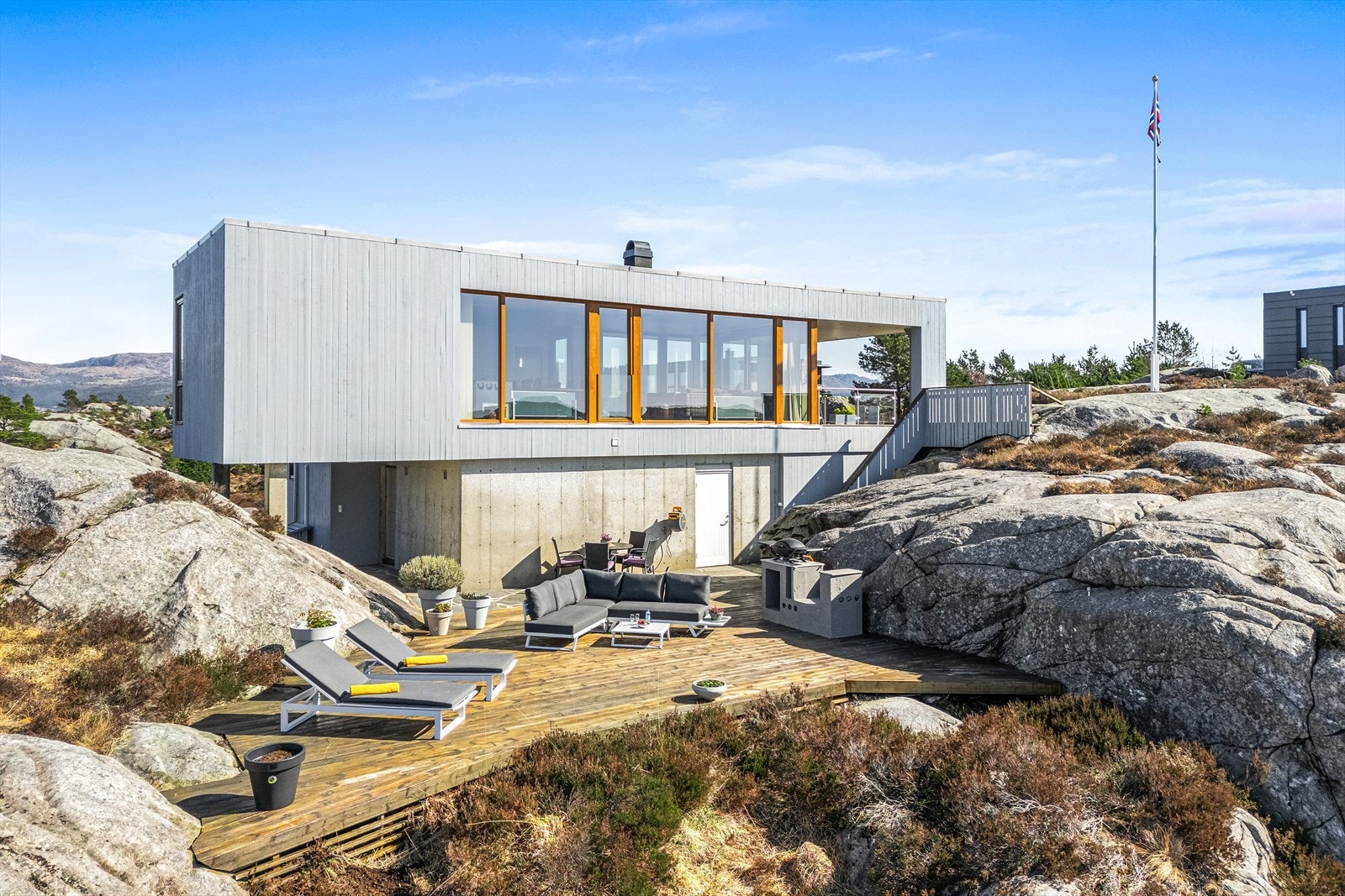 Usjenert terrasse godt i le for vær og vind Galleribilde