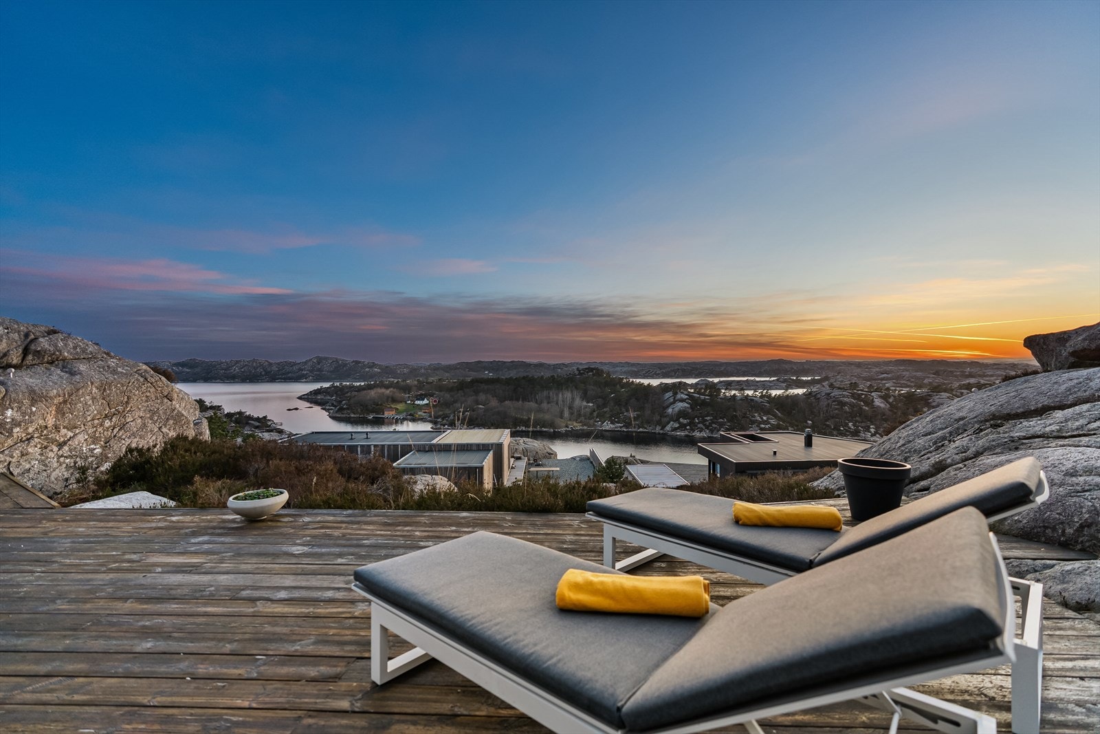 Spektakulær utsikt over skjærgården fra solrik terrasse. Perfekt sted for avslapning og nytelse av fantastiske solnedganger Galleribilde